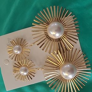 Gold plated.earing whit perly deco